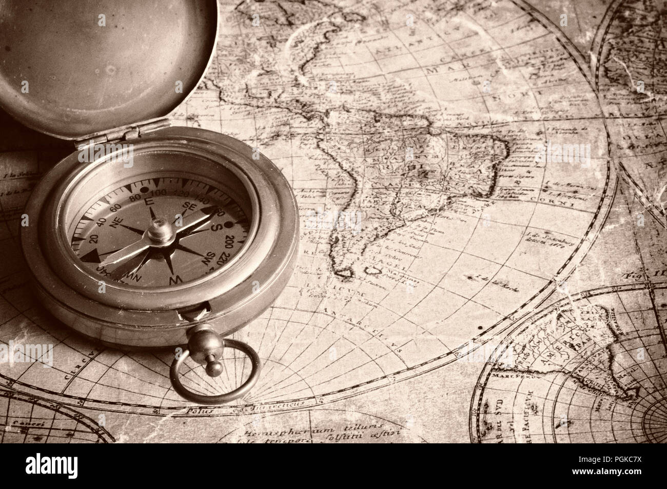 Alte Karte der Welt und Messing antik Kompass Stockfoto