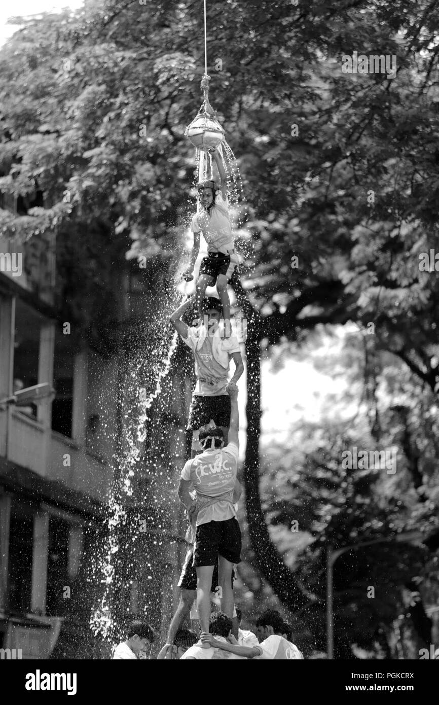 Gruppen von Menschen "Govinda" genießen die Dahi Handi festival Gottes Krishna Geburt in Mumbai, Indien zu feiern. Stockfoto