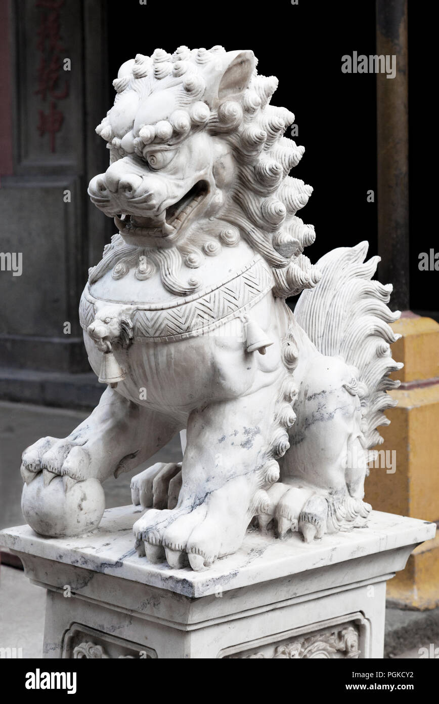Chinesische Löwe am Eingang eines Tempels Stockfoto