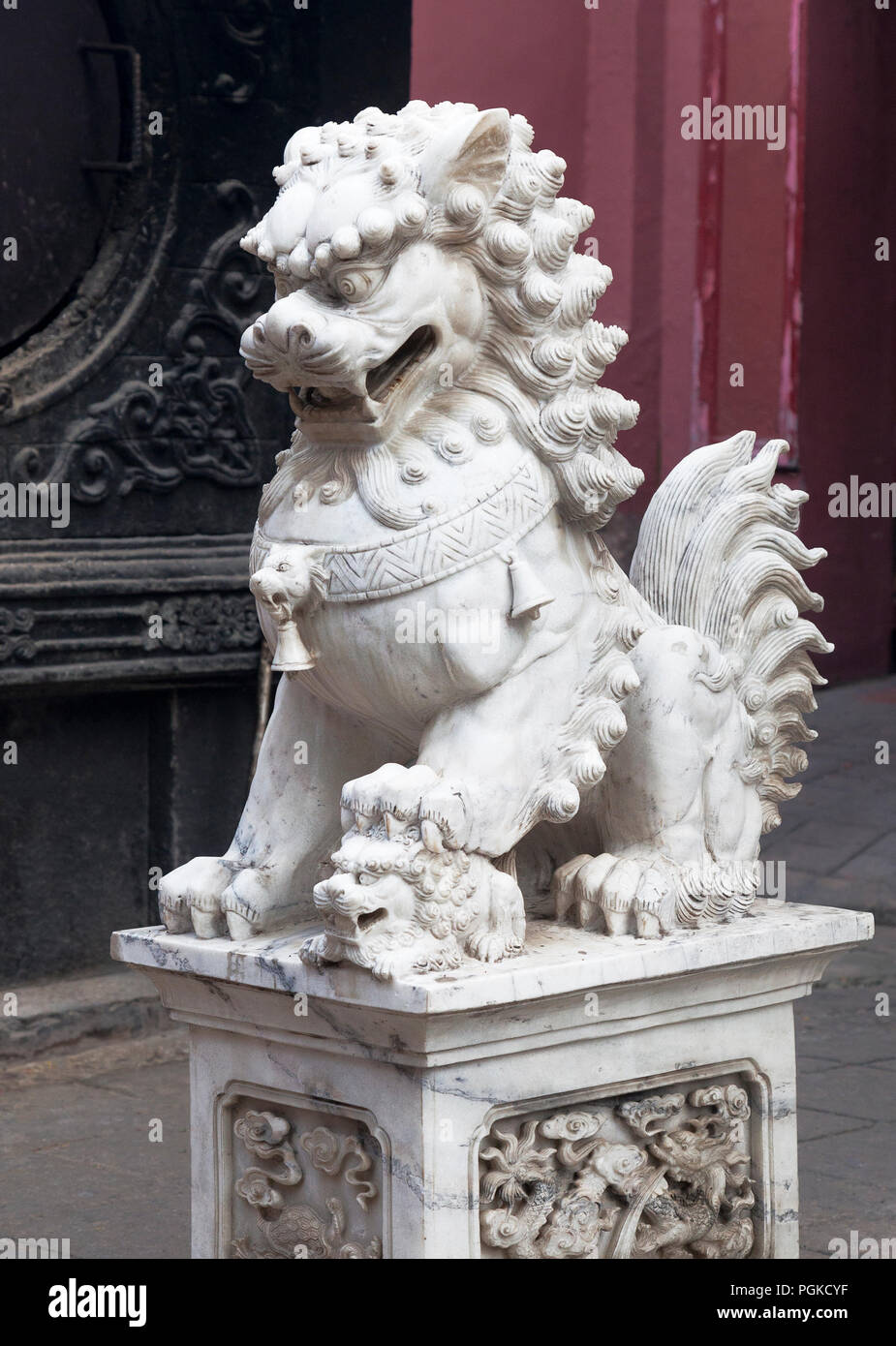 Chinesische Löwe am Eingang eines Tempels Stockfoto