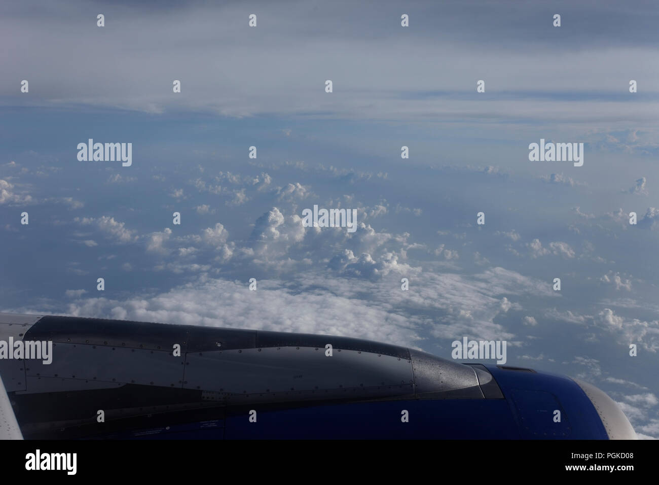 Wolken durch das Fenster von Jet Flugzeug gesehen. Flugzeug fliegt bei über dreißig tausend Füße vom Boden. Stockfoto