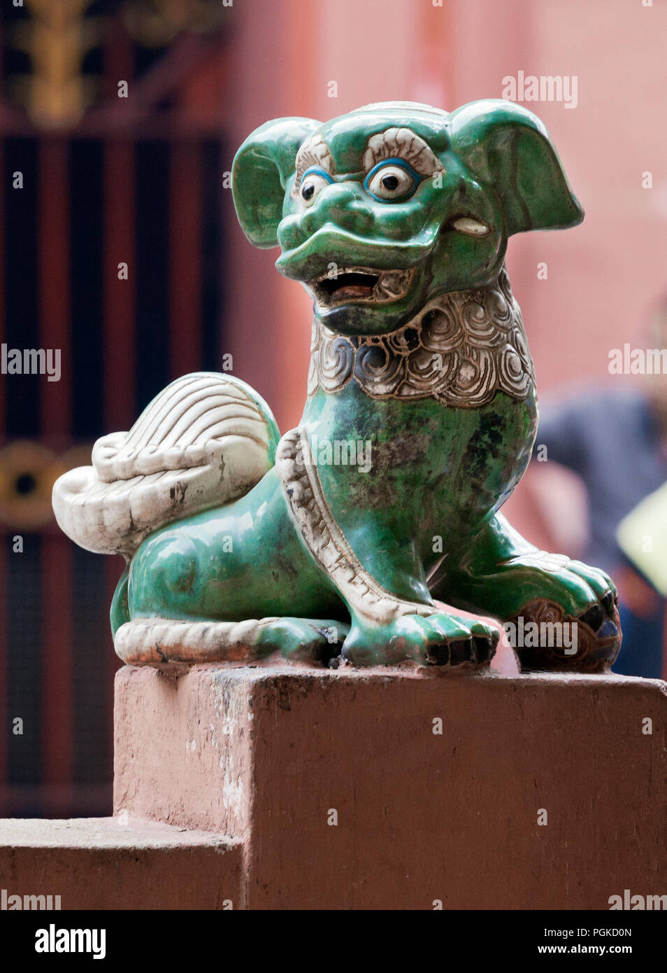 Chinesische Löwe am Eingang eines Tempels Stockfoto