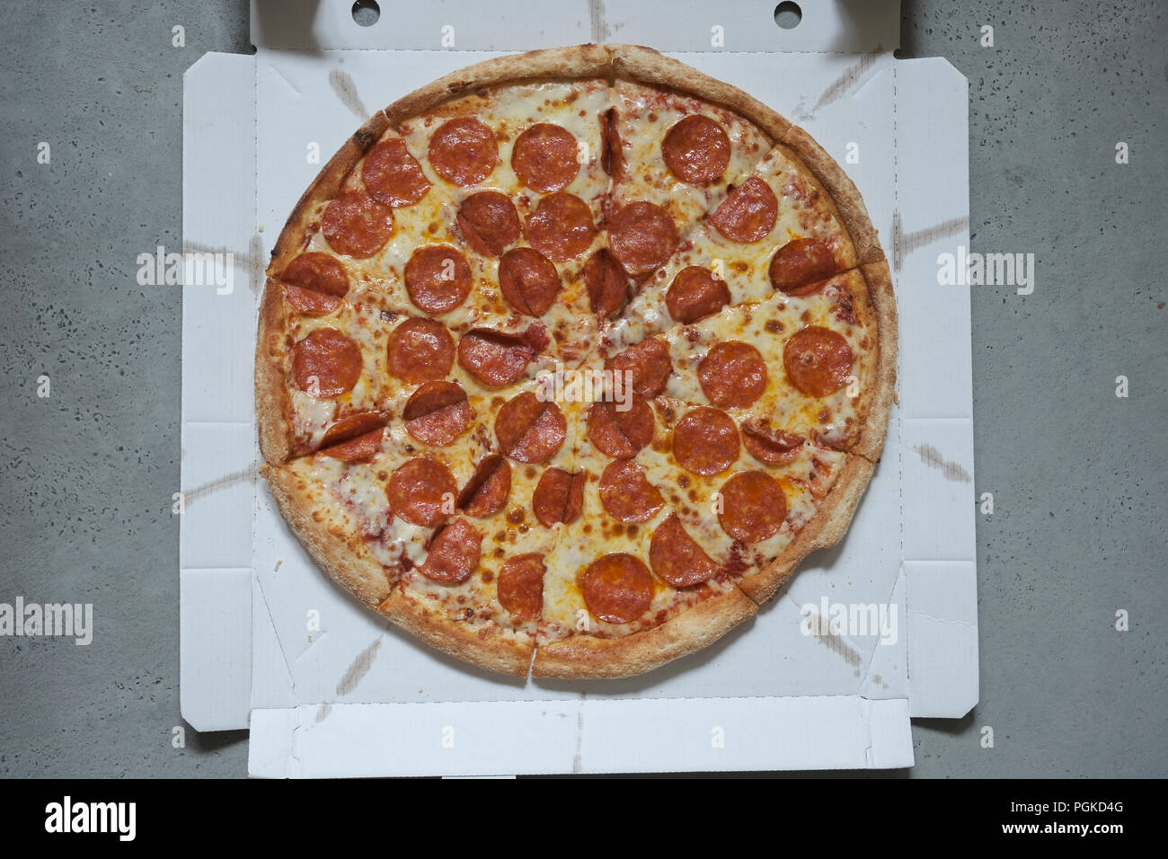 Pepperoni Pizza in der Lieferung, Stockfoto