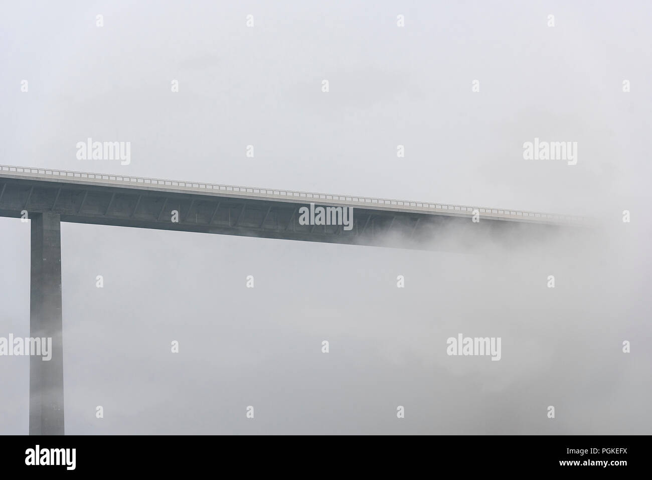 Die höchsten deutschen Viadukt, auf der, verläuft die Autobahn 6, die Kochretalbrucke überholt durch Nebel und Wolken, in der Nähe von Schwäbisch Hall, Deutschland. Stockfoto