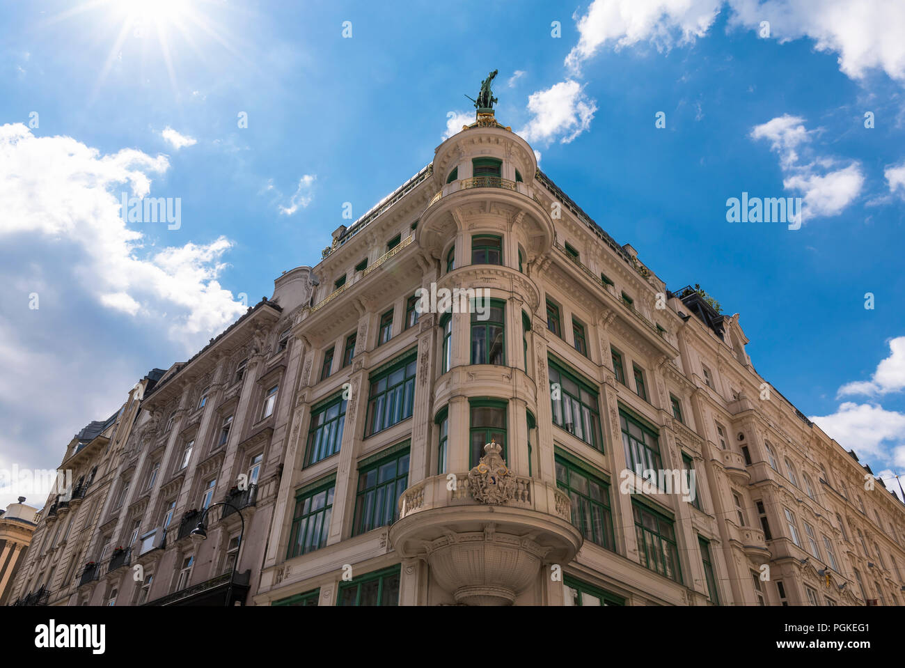 Österreichischen Gebäude im historischen Stadtzentrum von Wien, mit architektonischen Details aus der Gründerzeit-stil Zeitraum und mit barocken Elementen. Stockfoto