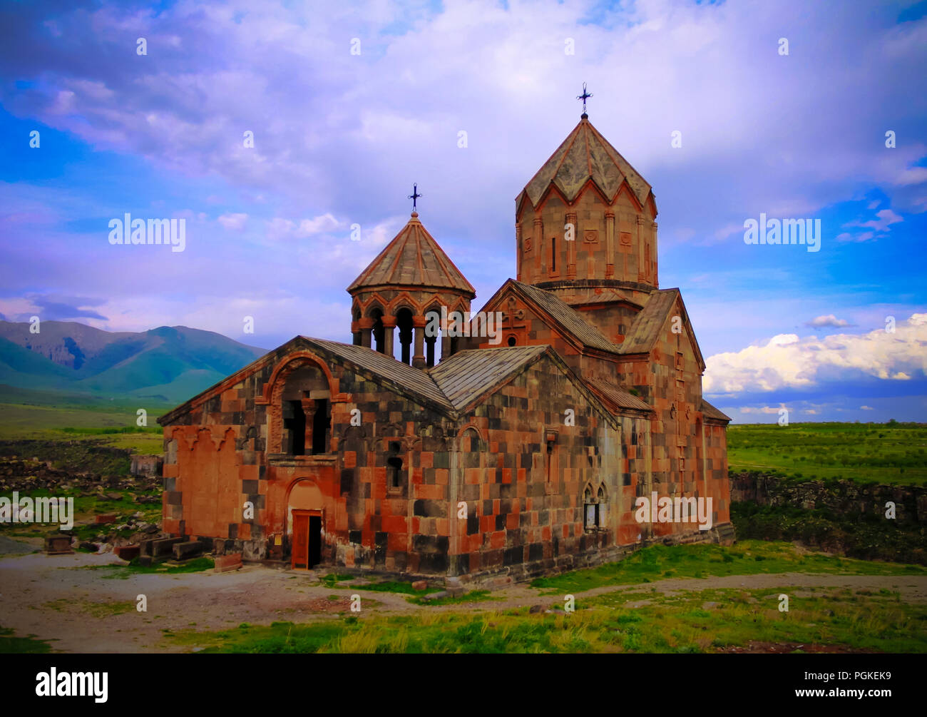 Außenansicht St. Hovhannes Karapet aka St. Johannes der Täufer Dom bei Hovhannavank Kloster in der Provinz Ohanavan, Pasardschik, Armenien Stockfoto