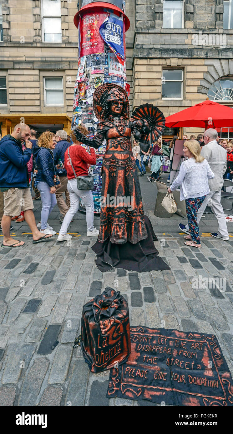 Street Performer im Edinburgh Festival Fringe 2017 in der High Street Teil der Royal Mile in Edinburgh, Schottland Großbritannien Stockfoto