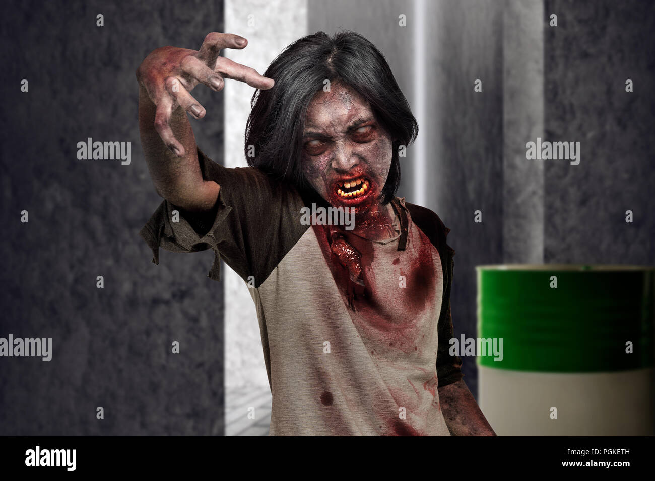 Beängstigend zombie Mann mit Händen für Kratzen auf der dunklen Ort. Halloween Konzept Stockfoto