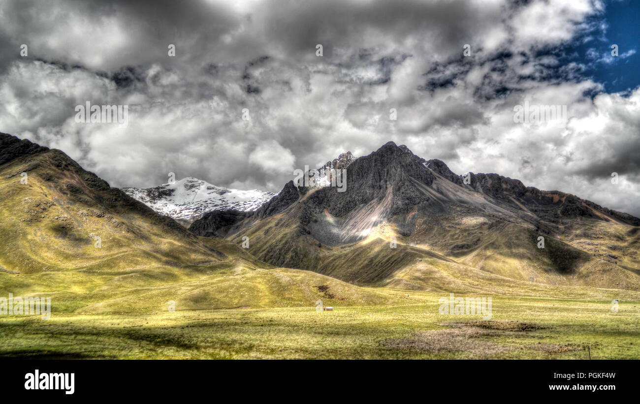 Panoramablick auf die Anden an Abra La Raya Pass, Puno, Peru Stockfoto