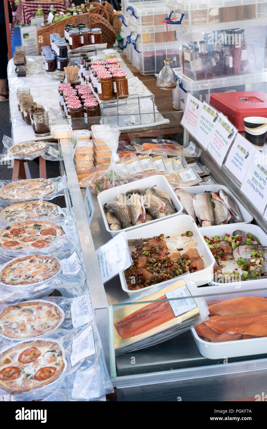 Bibury Forellenzucht Fisch in Deddington Farmers Market Stall. Deddington, Oxfordshire, England Stockfoto