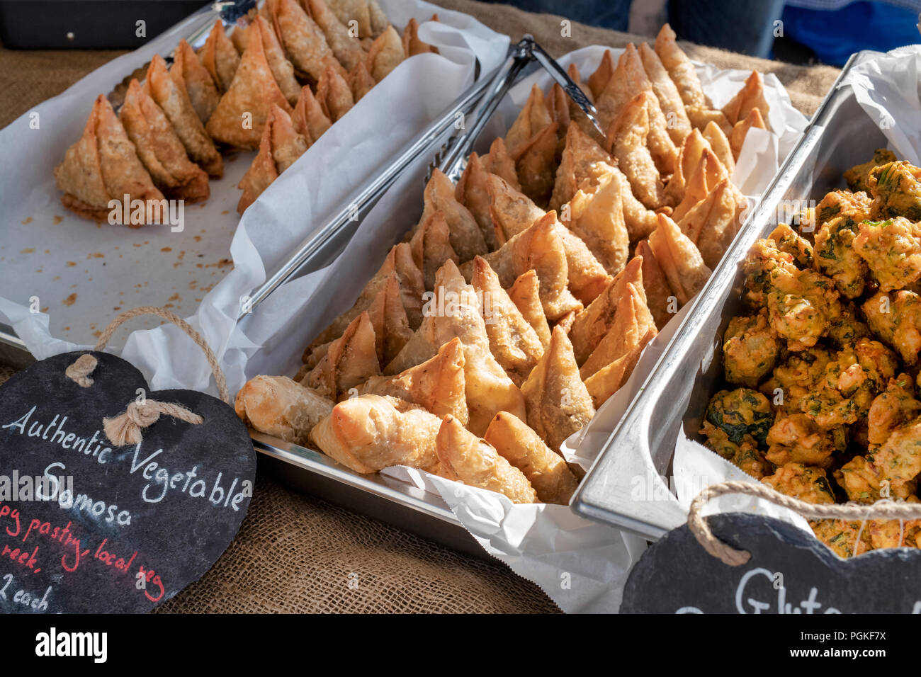 Abschaltdruck Verkauf samosa in Deddington Farmers Market. Deddington, Oxfordshire, England Stockfoto