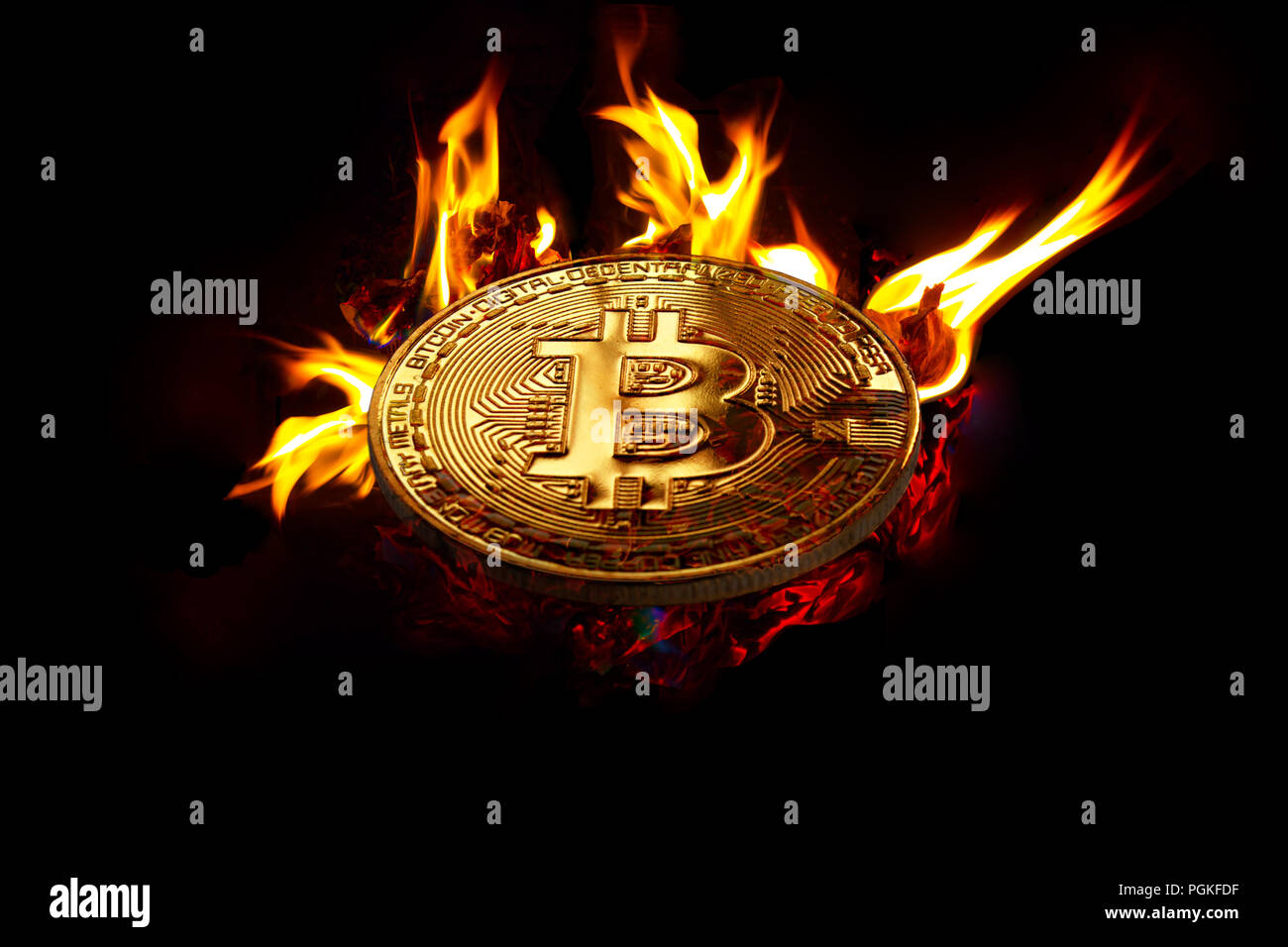 Auf einem schwarzen Hintergrund in offenes Feuer ist eine Goldmünze, einer virtuellen digitalen crypto Währung - bitcoin Für Unternehmen. Stockfoto