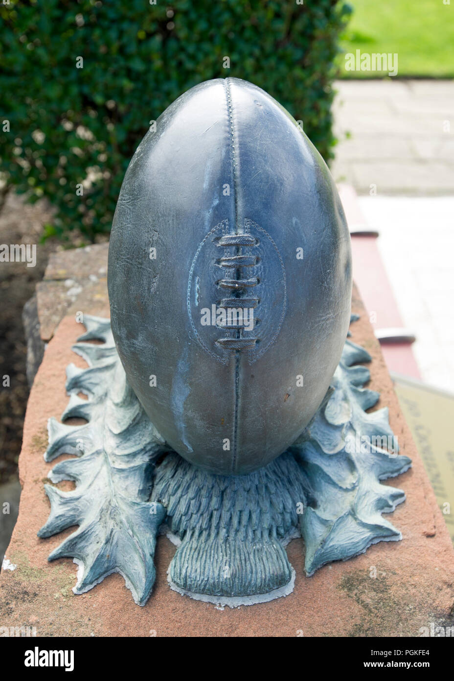 Bronze Skulptur eines rugby ball, in der Gordon Brown Memorial Garden Troon, Ayrshire. Stockfoto