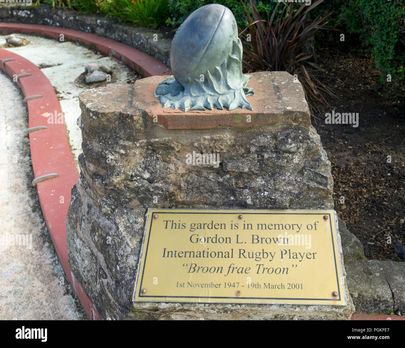 Bronze Skulptur eines rugby ball, in der Gordon Brown Memorial Garden Troon, Ayrshire. Stockfoto