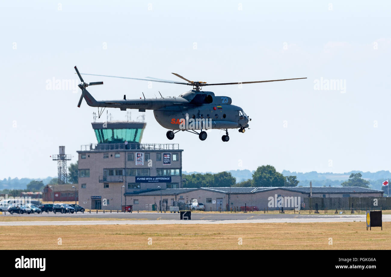 Lithoanian Air Force SAR-Hubschrauber an den Tower an RNAS Yeovilton, England Großbritannien Stockfoto