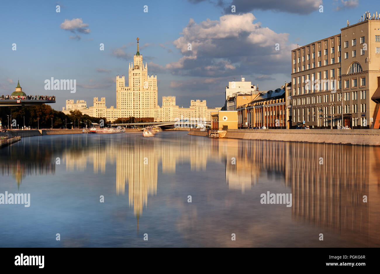 Auf der Kotelnicheskaya moskvoretskaya Bahndamm Embankment und Moskwa. Winter Stadtbild. Moskau, Russland Stockfoto