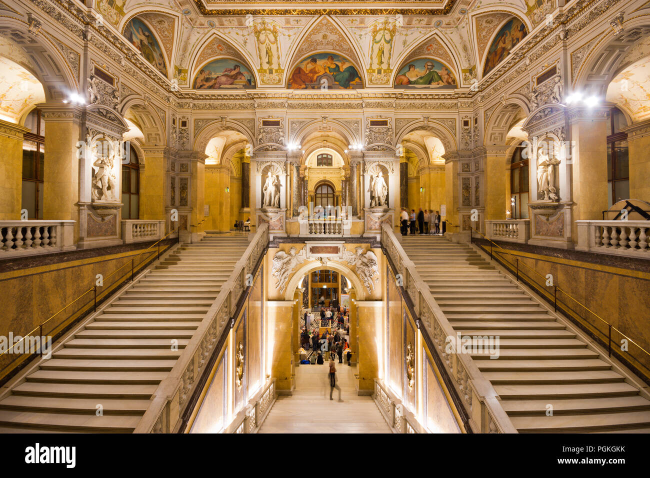 Prächtige Treppe mit Statuen und Rundbögen in imposanten Innenraum des berühmten Naturhistorisches Museum (Natural History Museum) in der Wiener Altstadt. Stockfoto