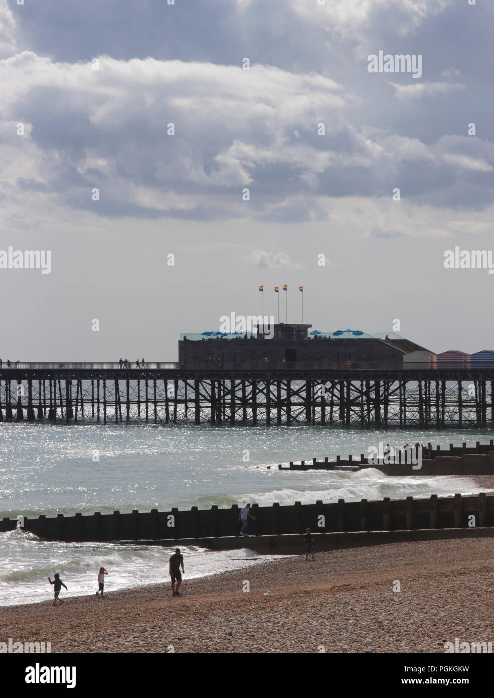 Hastings Strand und Pier East Sussex UK Stockfoto