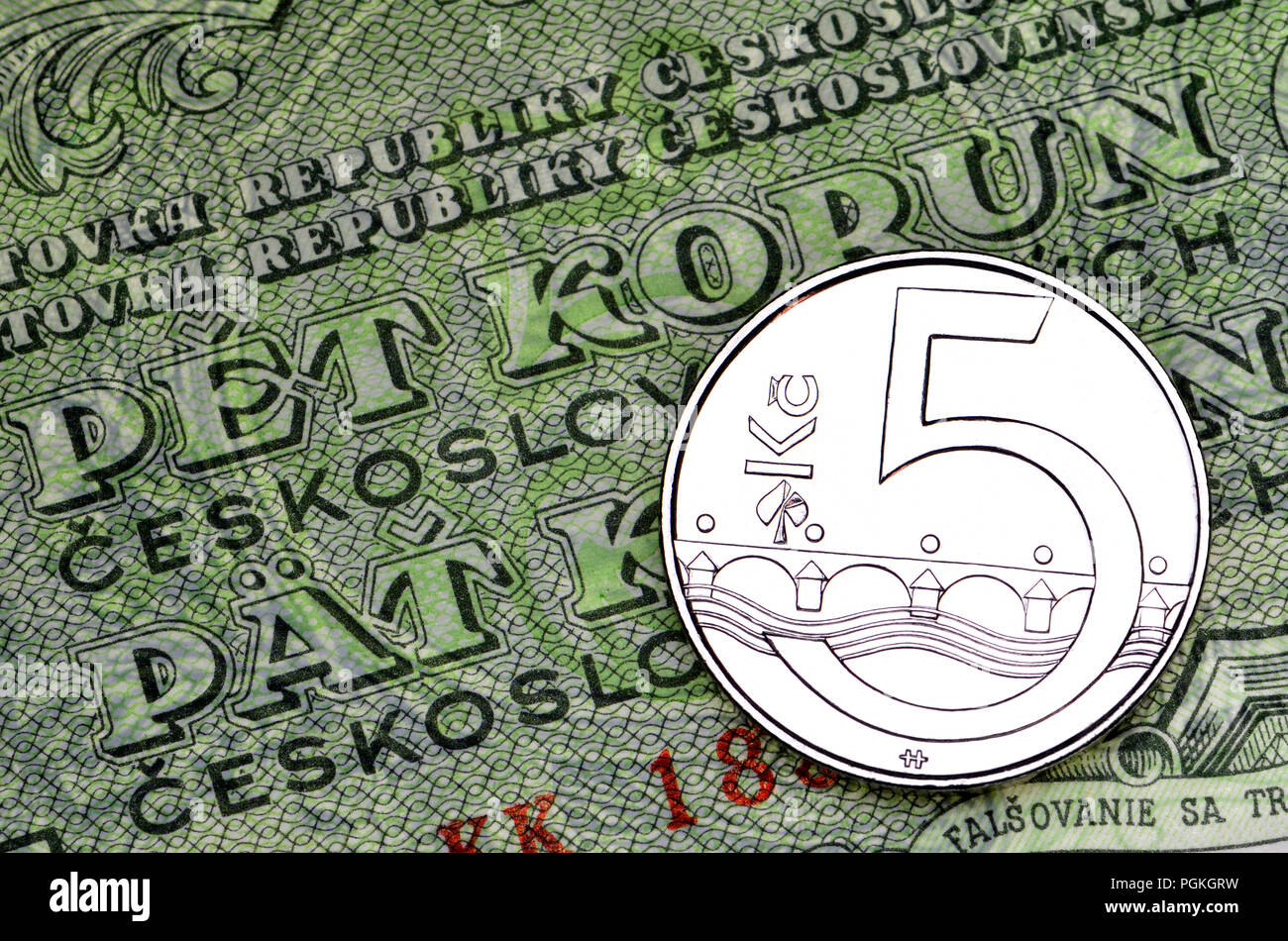 Tschechische Münzen und Banknoten: Currenct 5Kc Münze auf 1953 fünf Korun tschechoslowakischen Banknote. Banknote Text in Tschechisch und Slowakisch Stockfoto