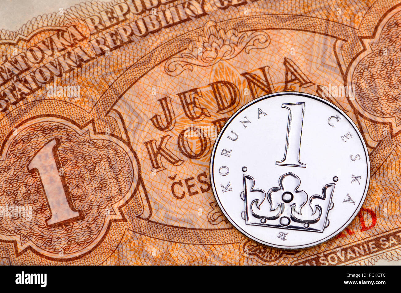 Tschechische Münzen und Banknoten: Aktuelle 1 Kc Tschechische Republik Münze auf ein 1953 Tschechoslowakei 1 Korun Banknote Stockfoto