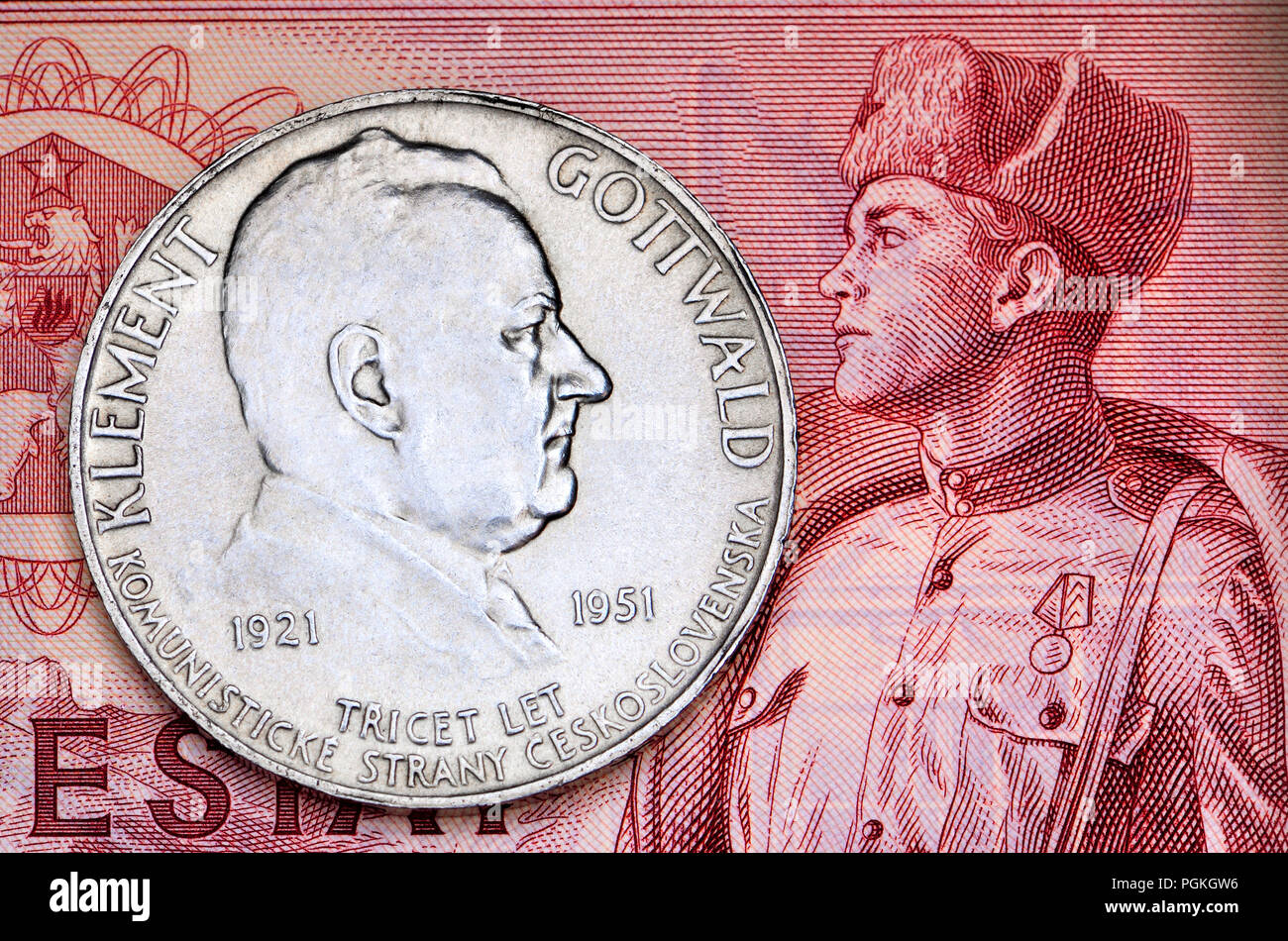 Tschechische Münzen und Banknoten: 1951 Klement Gottwald 10 Kc Münze auf 1964 50 Kc Hinweis Stockfoto