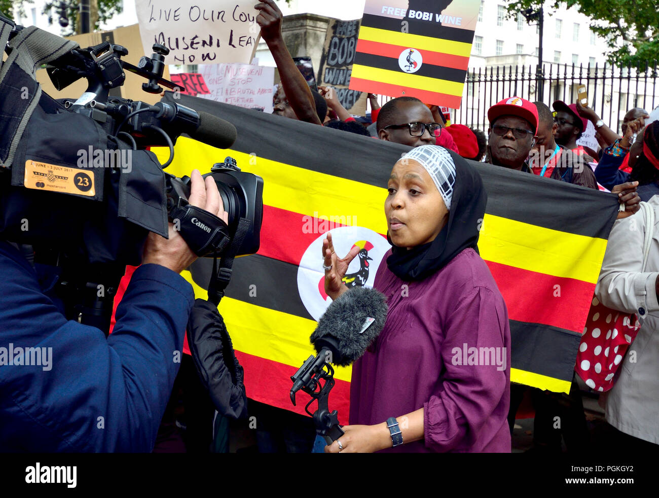 Zuhuru Yanus (BBC-Moderator/Produzent/Reporter, Swahili TV+World Service) präsentiert von einem Protest in Whitehall in Unterstützung von Bobi Wein (Nigerianische po Stockfoto