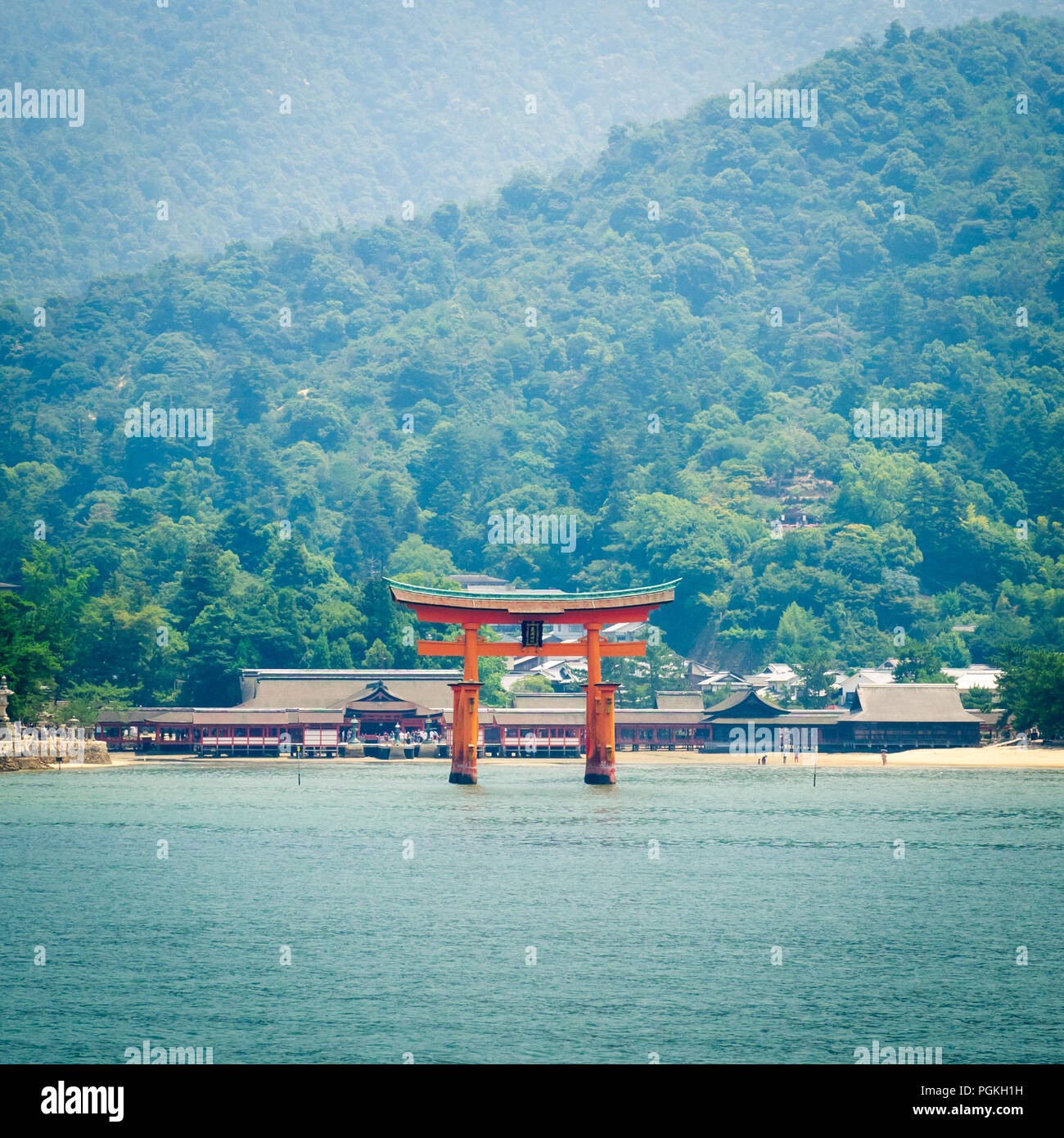 Die berühmten Schwimmenden torii Tor der Itsukushima Schrein (Itsukushima-jinja) auf der Insel Miyajima (itsukushima) in der Präfektur Hiroshima, Japan. Stockfoto