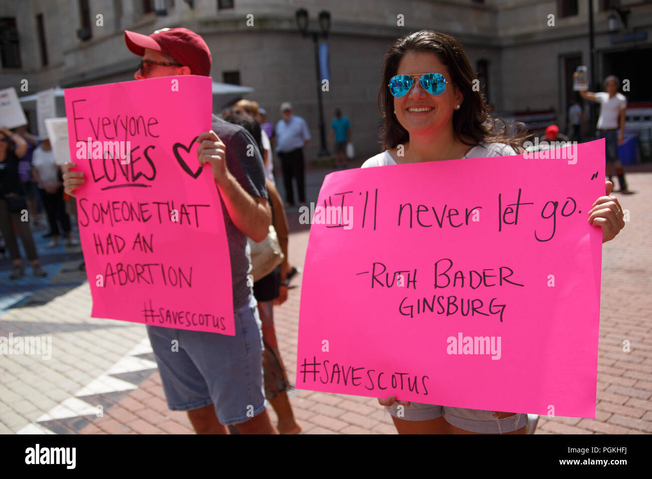 Philadelphia, USA. 26 Aug, 2018. Demonstranten nehmen an der Unite für Gerechtigkeit Rallye im Innenhof des Rathauses statt, das von progressive Aktivisten organisiert die Bestätigung des Trump Kandidat für den Obersten Gerichtshof, Brett Kavanaugh, zu widersetzen. Quelle: Michael Candelori/Pacific Press/Alamy leben Nachrichten Stockfoto