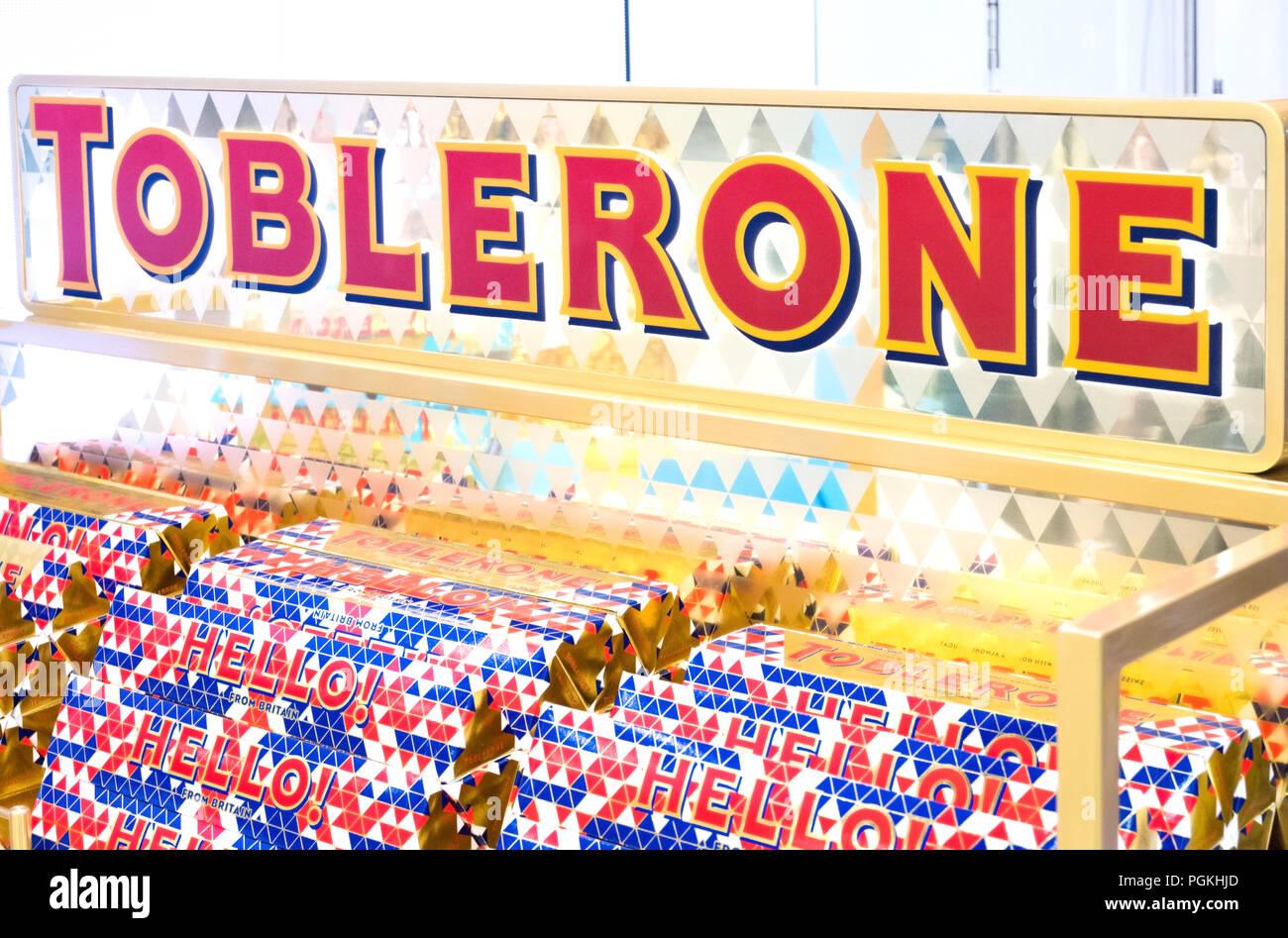 LONDON, Großbritannien - 31 August, 2018: Die Röhren von Toblerone Schokolade in Lebensmittelgeschäft mit Logo auf dem Display. Nahaufnahme Stockfoto