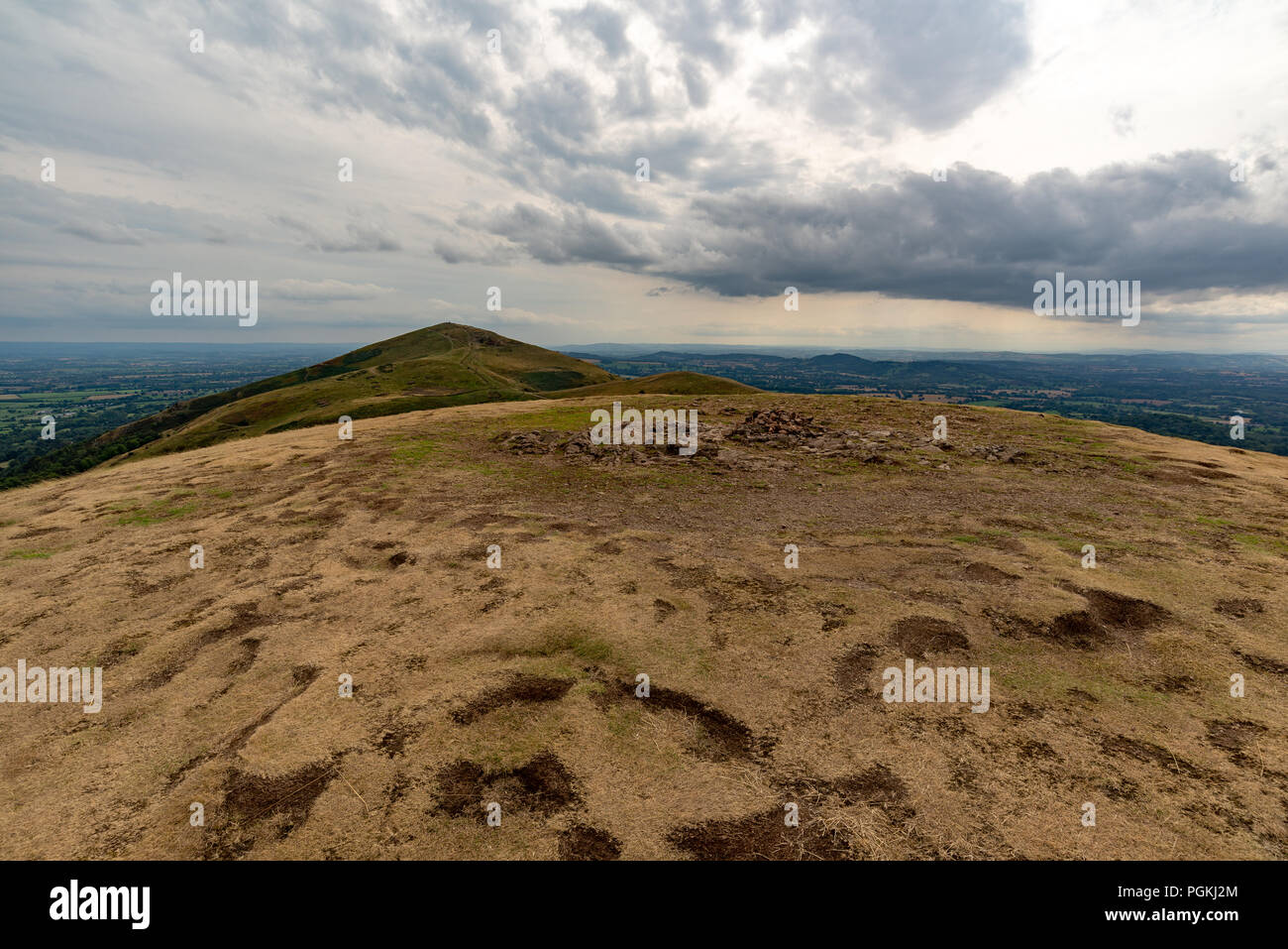 Abgerundete obere von North Hill mit Worcestershire Leuchtturm im Hintergrund, Malvern Hills, Worcestershire, England, Großbritannien Stockfoto