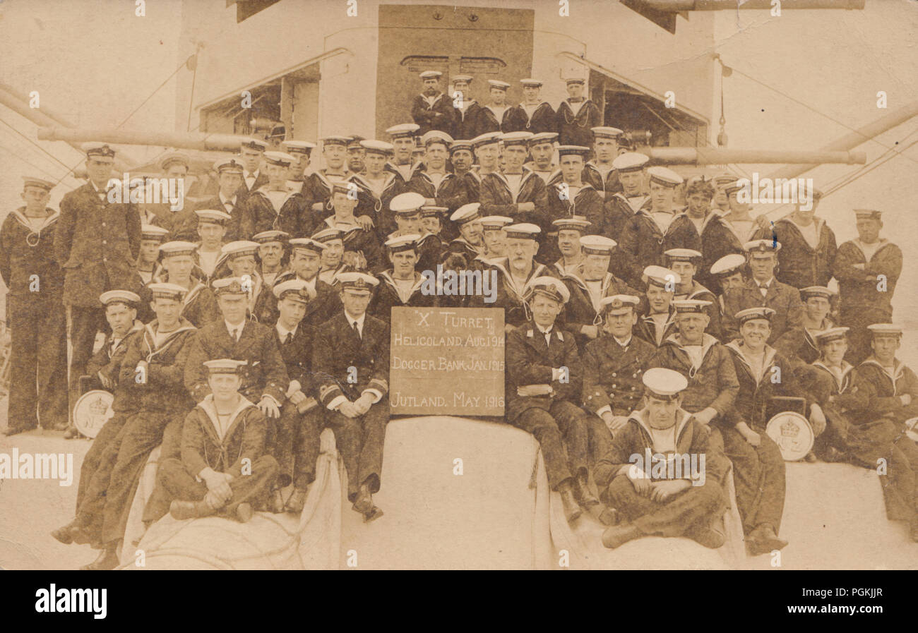 Vintage Foto von Royal Navy Sailors mit einem Schild, auf dem "X" Revolver, Helgoland Aug 1914, Dogger Bank Aug 1915, Jütland Mai 1916 Stockfoto