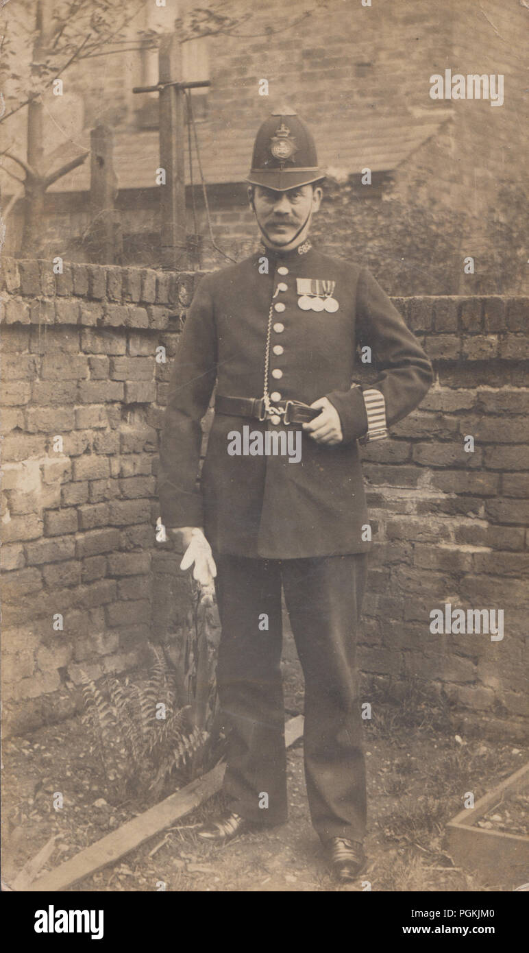 Jahrgang 1913 Foto: Polizei Polizist William Alfred Barker trägt seine Medaillen. Kragen Nummer 685 Stockfoto