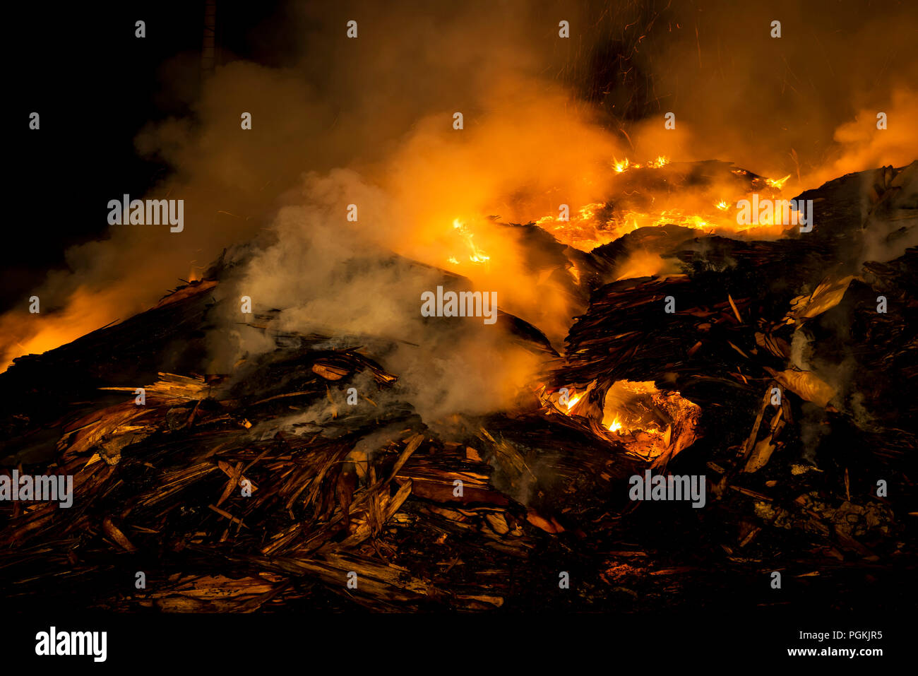Brennen von wiederverwertbaren Materialien Stockfoto