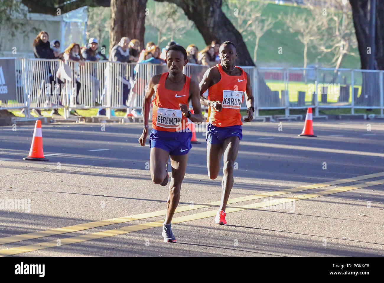 Äthiopische Athleten Geosinet Geremew war der Halbmarathon von Buenos Aires ausgezeichnet das Ziel zu erreichen in 59 Minuten und 49 Sekunden. Das Podium war mit den kenianischen Bedan Karoki und an dritter Stelle auch die kenianischen Lawrence Cherono abgeschlossen. Unter den Frauen, die erste war, die von der kenianischen Vivian Kiplagat mit einer Zeit von 1 Stunde 10 Minuten und 40 Sekunden, gefolgt von Barmherzigkeit Jerotich und Esther Chesang gewonnen. Stockfoto