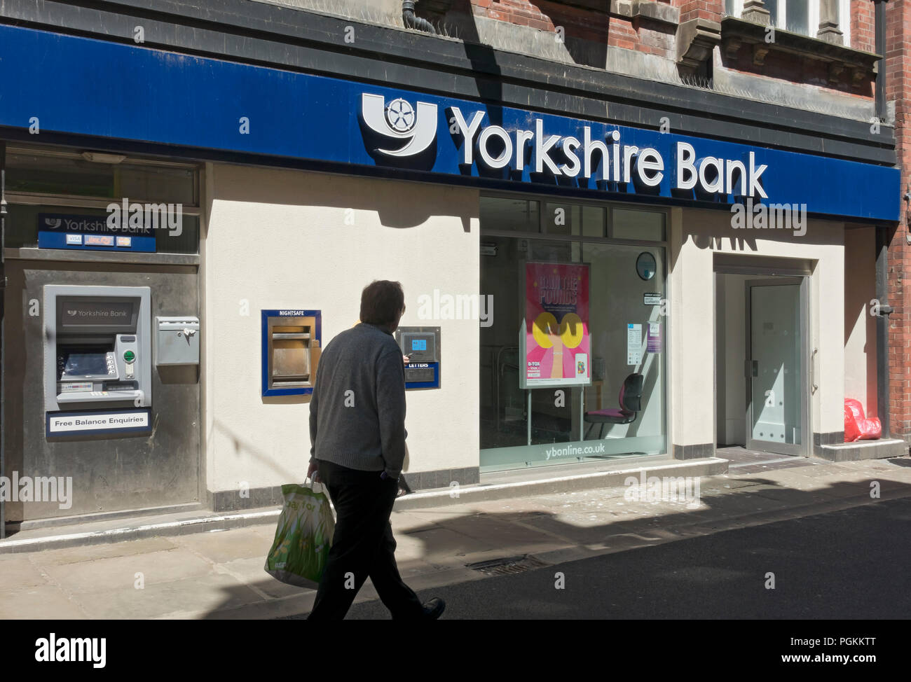 Außenansicht der Yorkshire Bank und Geldautomat im Sommer Whitby North Yorkshire England Großbritannien Großbritannien Großbritannien Großbritannien Großbritannien Großbritannien Großbritannien Großbritannien Großbritannien Stockfoto