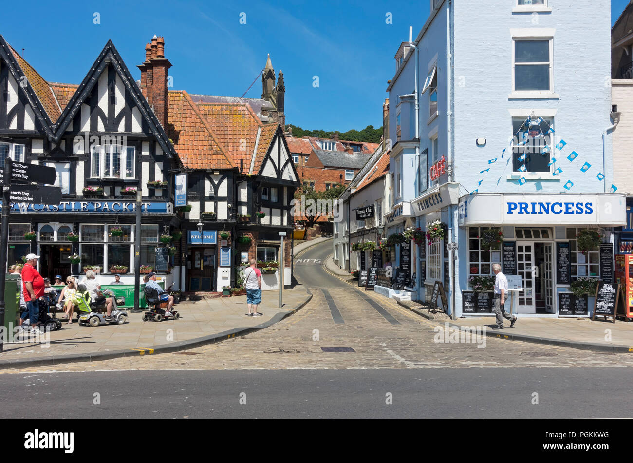 Menschen Touristen Besucher vor dem Pub und Café an der Küste im Sommer Scarborough North Yorkshire England UKUnited Kingdom GB Großbritannien Großbritannien Stockfoto