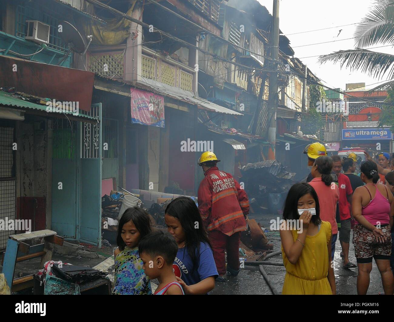 Manila, Philippinen. 27 Aug, 2018. Brand an Tioco Street, Tondo, Manila, erreichte den vierten Alarm fünf Kinder getötet hatte. Credit: Sherbien Dacalanio/Pacific Press/Alamy leben Nachrichten Stockfoto