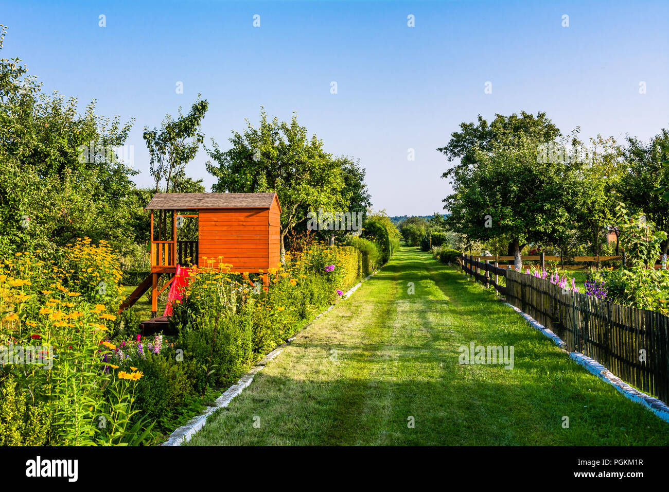 Garten Pfad Und Sommer Kinder Haus Im Garten Ferienhaus Spielhaus