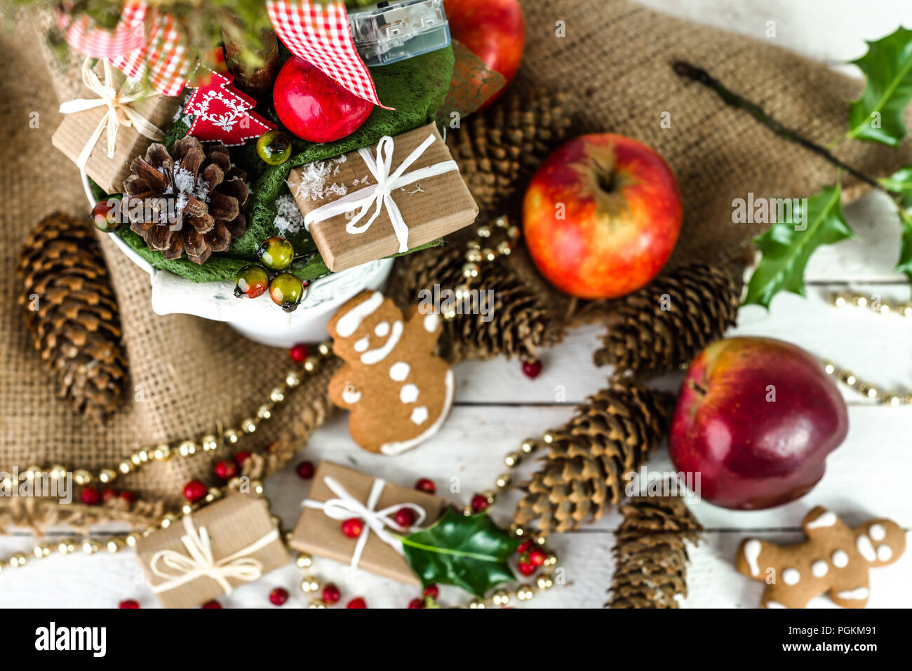 Weihnachten Zusammensetzung und Dekoration, Weihnachten Geschenk, handgefertigten Lebkuchen Kekse und Früchte auf dem Tisch Stockfoto