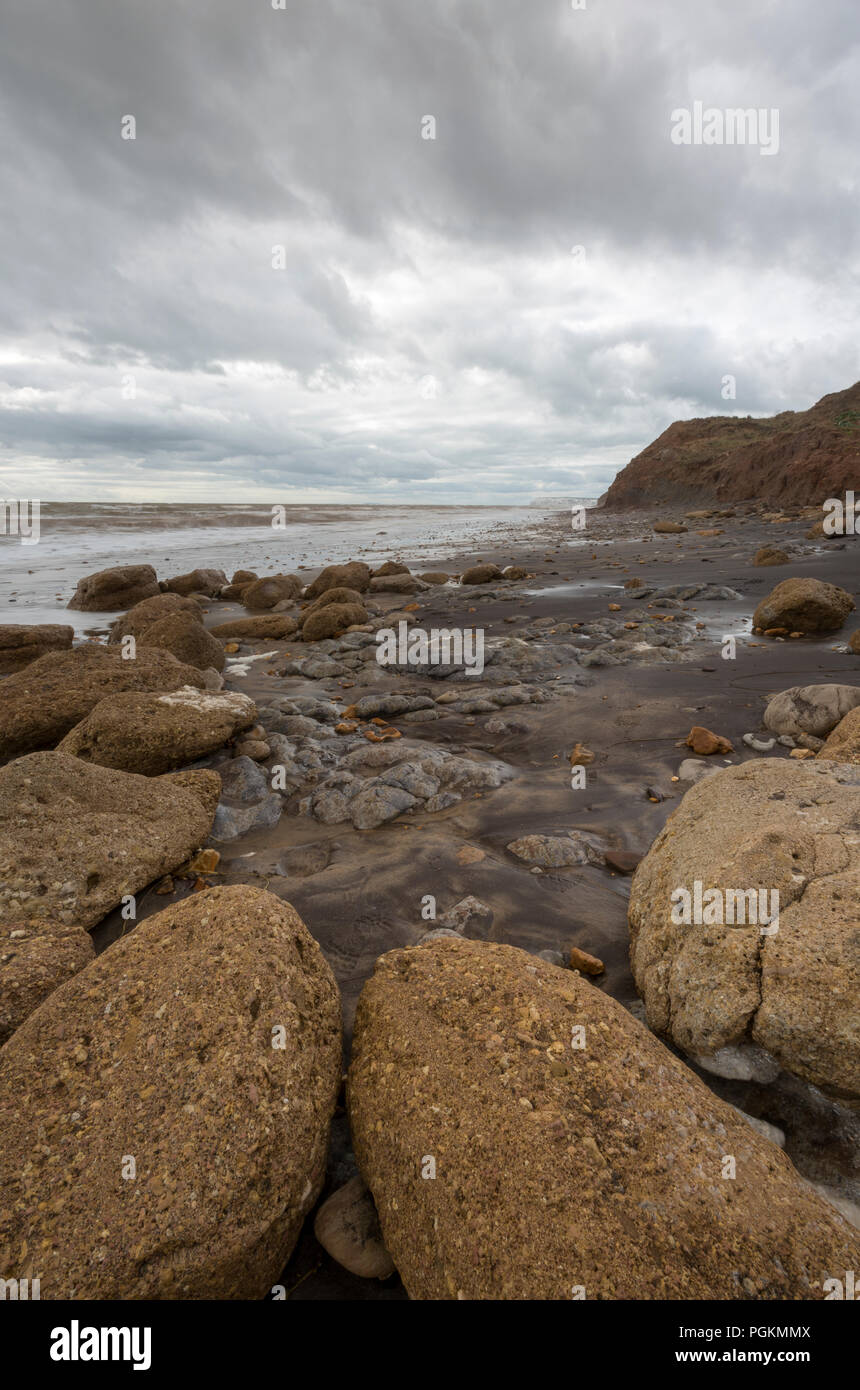 Stürmischen Himmel und Wolken hängen über den Klippen von Compton Bay auf der Isle of Wight mit der rauen See aufgrund der zunehmenden Winden. Stürmisches Wetter Stockfoto