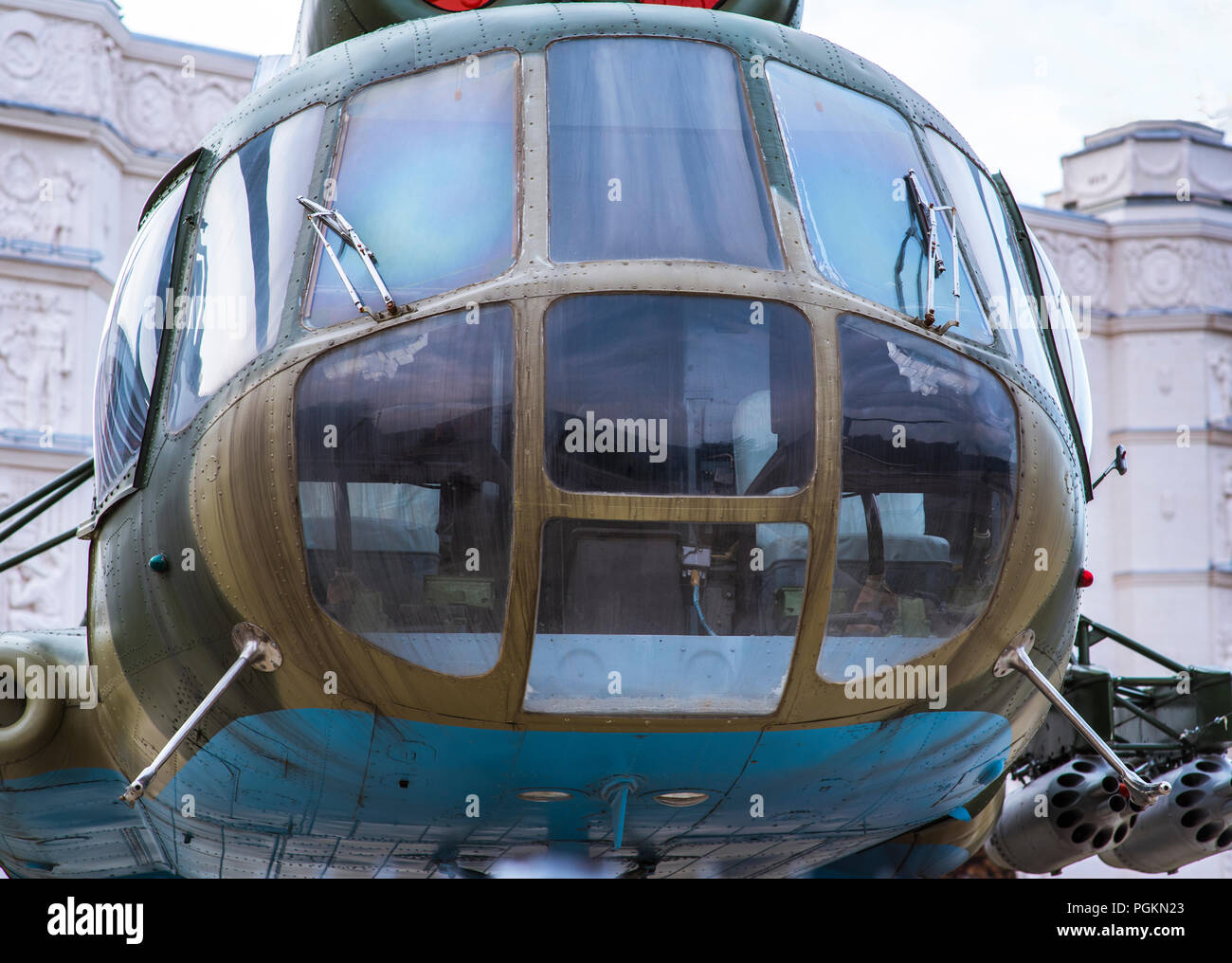 Moderne taktische Hubschrauber fliegen schließen. Der Häcksler ist mit neuer Technologie für taktische Kriegsführung gefüllt. Stockfoto