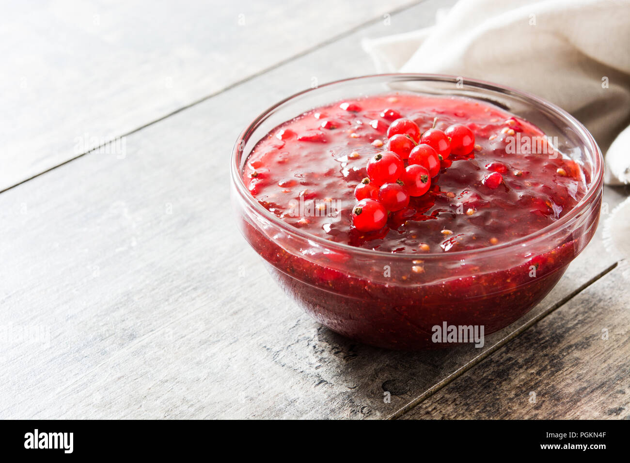 Cranberry Sauce in der Schüssel für Thanksgiving Dinner auf hölzernen Tisch Stockfoto