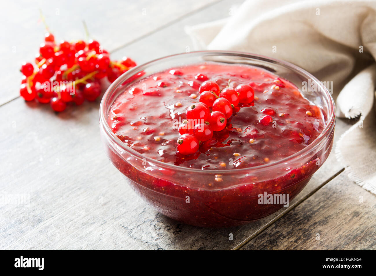 Cranberry Sauce in der Schüssel für Thanksgiving Dinner auf hölzernen Tisch Stockfoto