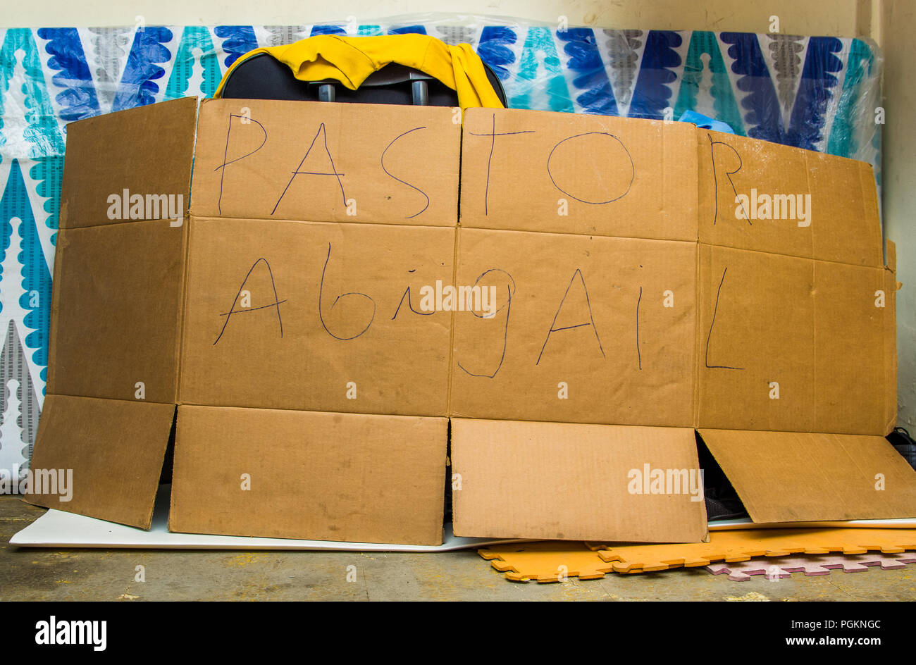 QUITO, Ecuador, 21. AUGUST 2018: Nahaufnahme von Worten, Pastor Abigail, in einem Karton geschrieben, Warnung zu anderen innerhalb einer Zuflucht Zentrum für Menschen tha Stockfoto
