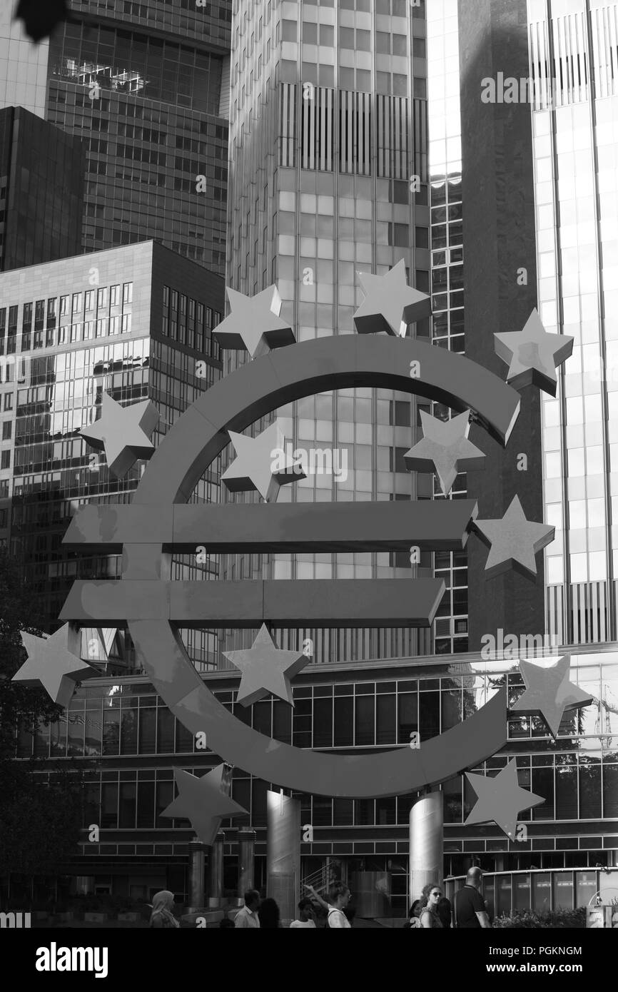 Europa Deutschland Hessen Rhein-Main-Gebiet Frankfurt am Main Euro Zeichen gegen Hochhäuser, Low Angle View Frankfurt, Hessen, Deutschland Euro-Skulptur Stockfoto
