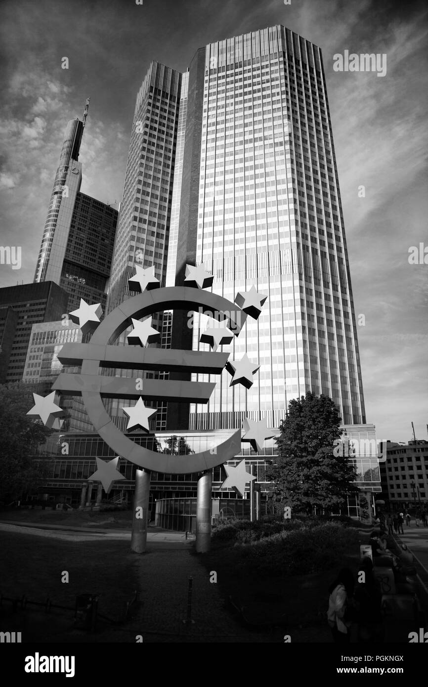 Europa Deutschland Hessen Rhein-Main-Gebiet Frankfurt am Main Euro Zeichen gegen Hochhäuser, Low Angle View Frankfurt, Hessen, Deutschland Euro-Skulptur Stockfoto