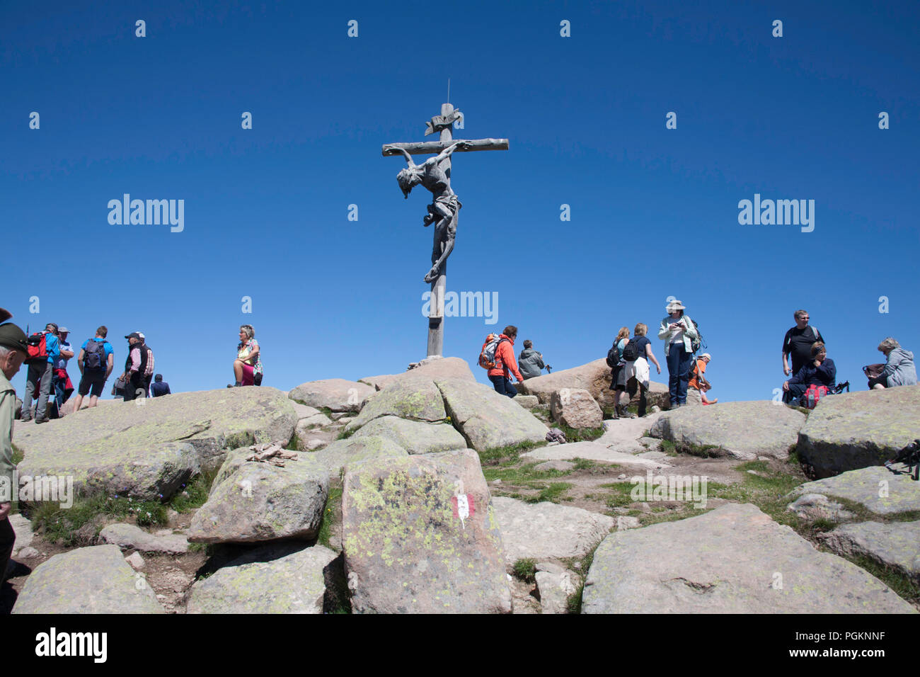 Hölzernes Kruzifix auf dem Gipfel der Raschötz di Fuori über dem Val Gardena Sommer Dolomiten Italien Stockfoto