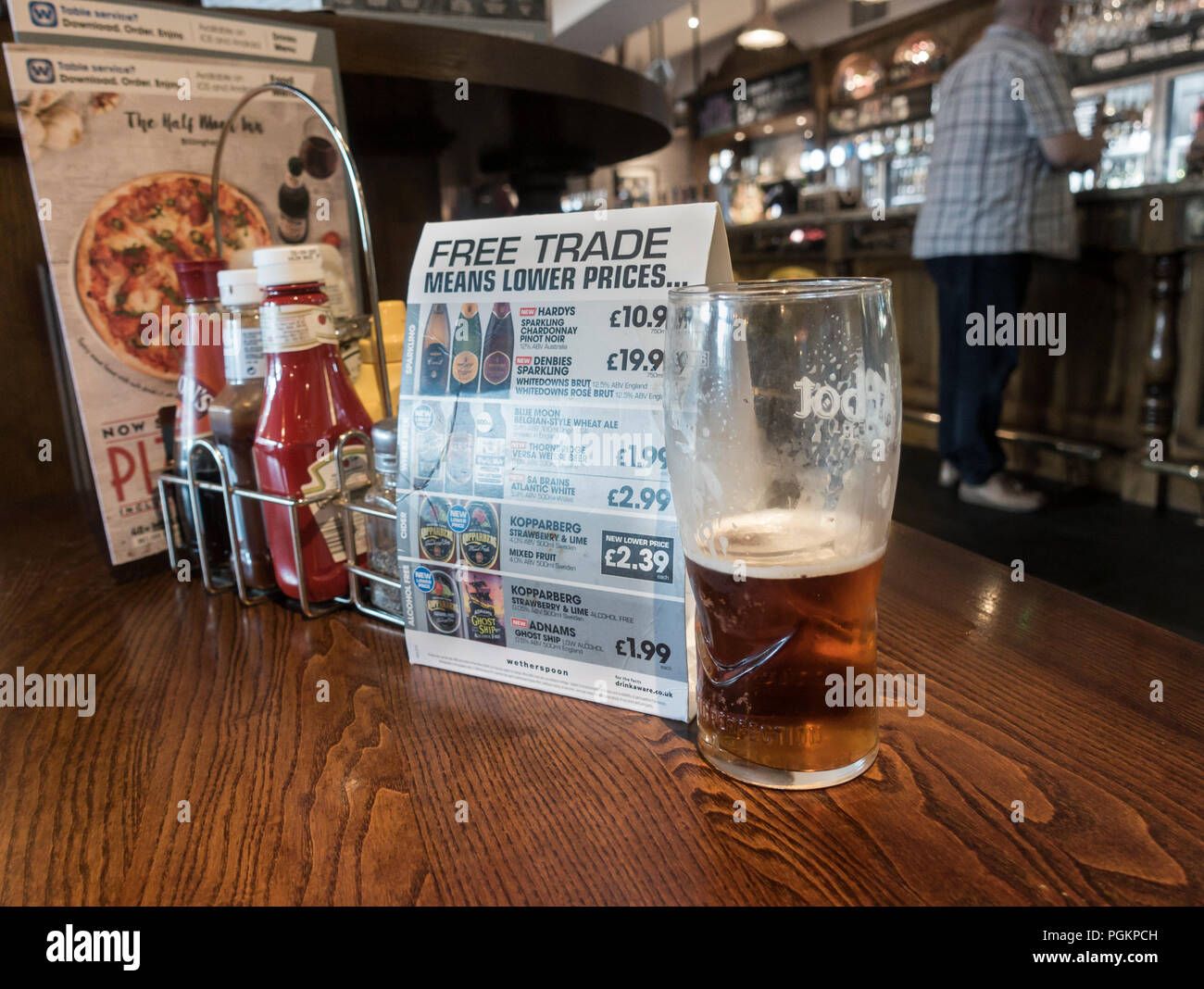 "Freier Handel (post Brexit) bedeutet niedrigere Preise 'info in JD Wetherspoons Kneipe in England. Großbritannien Stockfoto