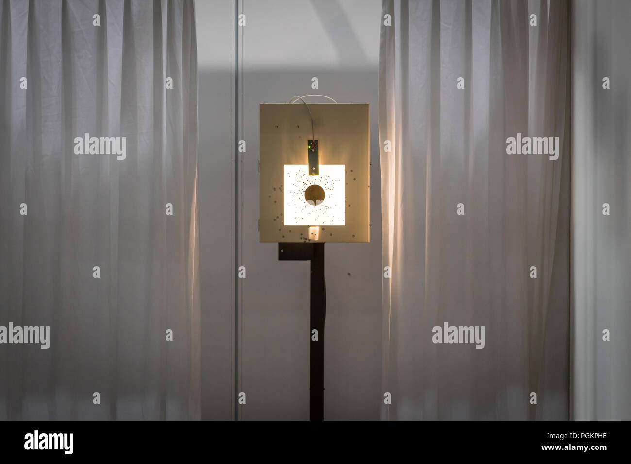 Eine speziell ausgestattete Target Shooting für blinde Schütze zu einem wettbewerbsfähigen Schießstand. Um das Ziel, sowohl das Ziel und das Gewehr sind ausgestattet Stockfoto