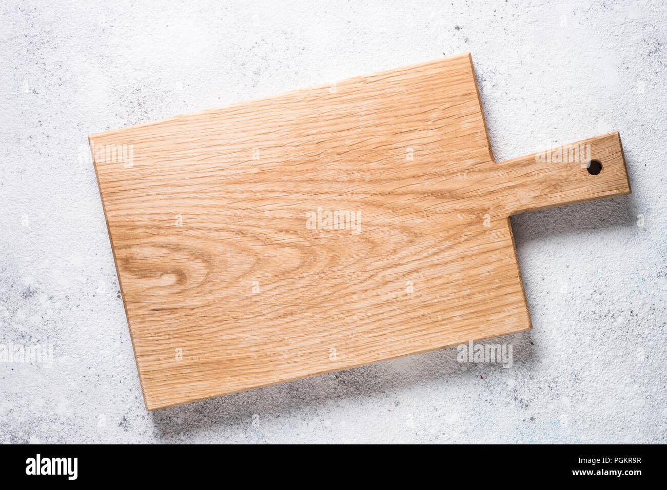 Leere Holz Schneidebrett am weißen Stein Stockfotografie - Alamy
